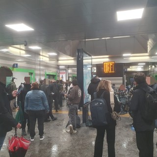 I pendolari in attesa alla stazione