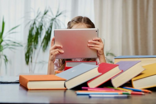 Povertà educativa e rischi digitali: un incontro per educatori, insegnanti e genitori