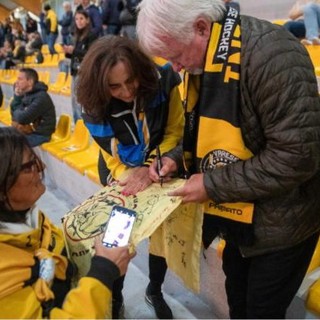 Tony Currie (al centro) autografa il vessillo della Kronenbourg, di cui fu un eroe scudettato. A sinistra Max Di Caro con la sciarpa giallonera accanto al mister della Varesina, Marco Spilli, e il direttore generale della Canottieri Varese Pierpaolo Frattini, ospite con la famiglia e con i &quot;suoi&quot; ragazzi della Schiranna (foto Alessandro Galbiati)