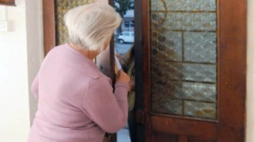 Lavena Ponte Tresa, si finge giardiniere e truffa una persona anziana. È caccia all'uomo