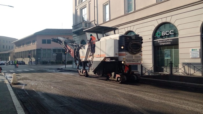 FOTO. In via Veratti arriva il nuovo asfalto. Traffico a rilento in centro