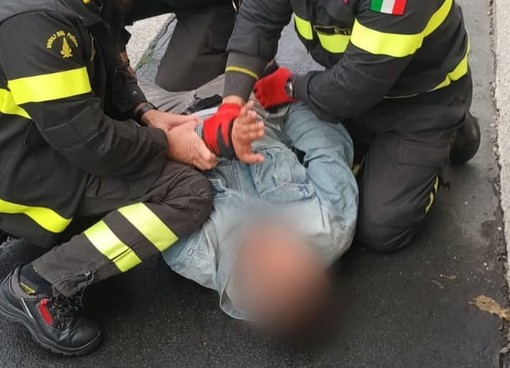 Scippa una donna ma viene immobilizzato da una squadra di vigili del fuoco