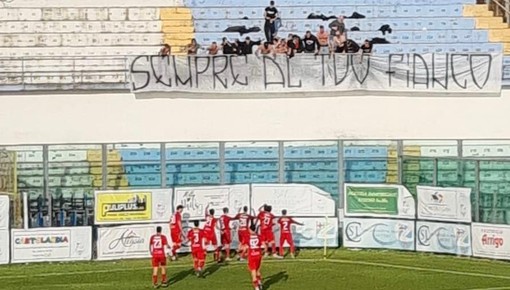 La curva del Varese festeggia con la squadra a Sanremo sotto lo striscione: &quot;Sempre al tuo fianco&quot;