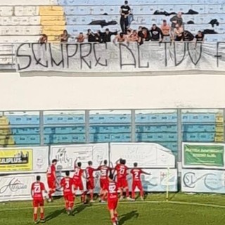 La curva del Varese festeggia con la squadra a Sanremo sotto lo striscione: &quot;Sempre al tuo fianco&quot;