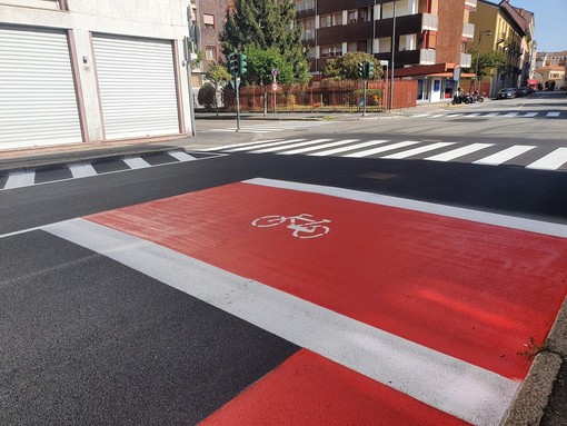 FOTO. Busto, in via Mazzini ecco casa avanzata e corsia ciclabile