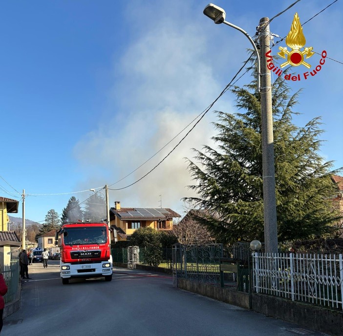 Incendio a Brebbia: interessato il garage di un'abitazione. Nessun ferito