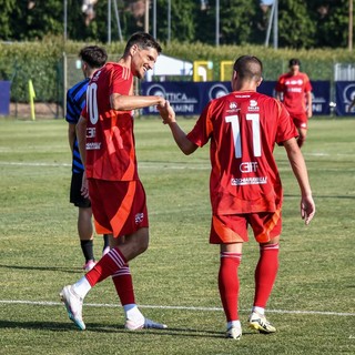 Guri si complimenta con Sali dopo il 2-0 (Foto Blitz da Varesina Calcio)