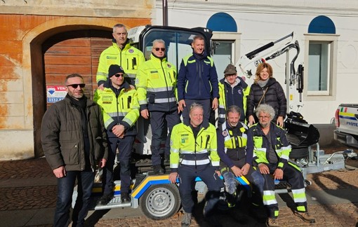 Il gruppo della Protezione Civile con l'assessore Barcaro e la sindaca Quintiglio (foto Comune di Viggiù)