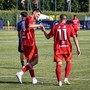 Guri si complimenta con Sali dopo il 2-0 (Foto Blitz da Varesina Calcio)