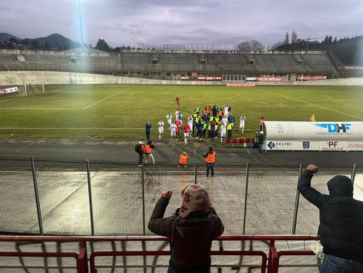 Il saluto finale dei biancorossi al pubblico dopo il 2-1 in rimonta al Gozzano nel gelo del Franco Ossola