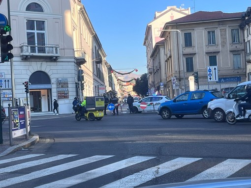 Via Veratti chiusa al traffico oggi ha provocato lunghissime code