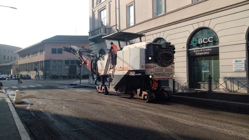 FOTO. In via Veratti arriva il nuovo asfalto. Traffico a rilento in centro