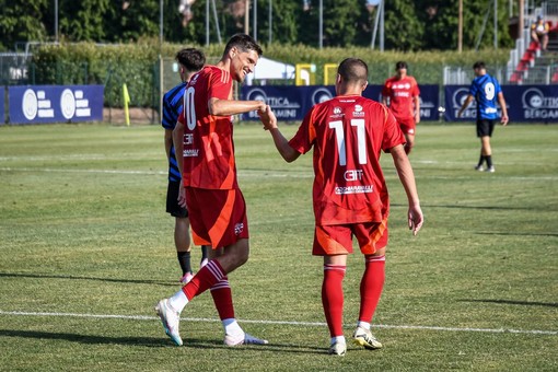 Guri si complimenta con Sali dopo il 2-0 (Foto Blitz da Varesina Calcio)