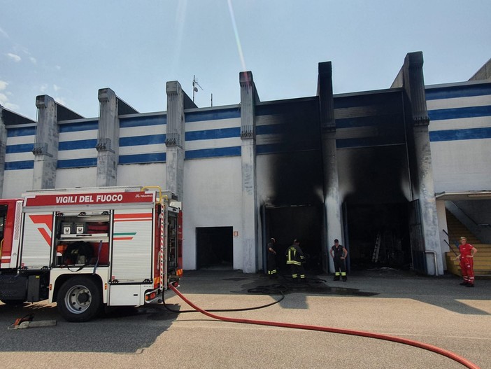 FOTO. “Speroni” in fiamme. A fuoco il magazzino attrezzi della Pro Patria