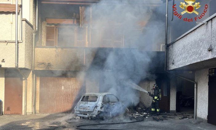 Auto e moto in fiamme a Lonate Pozzolo: due persone tra cui un disabile intossicate