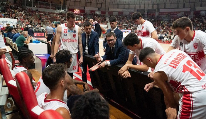 Coach Bialaszewski e la sua squadra durante un timeout (foto Fabio Averna)