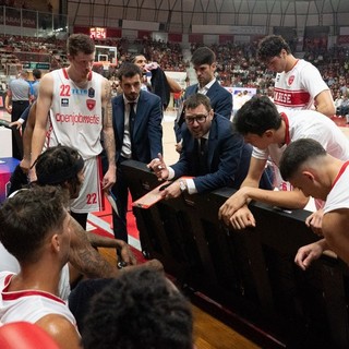 Coach Bialaszewski e la sua squadra durante un timeout (foto Fabio Averna)