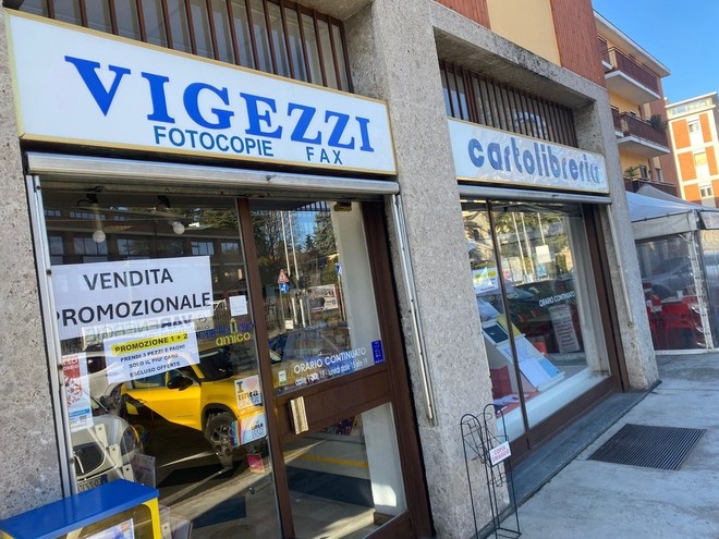 Ieri è stato l'ultimo giorno di vita per la Cartolibreria Vigezzi: al suo posto aprirà prestissimo un alimentari etnico con frutta e verdura fresche in arrivo dal mercato ortofrutticolo di Milano