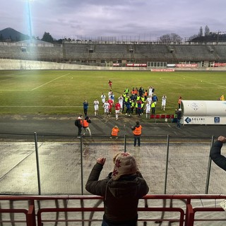 Il saluto finale dei biancorossi al pubblico dopo il 2-1 in rimonta al Gozzano nel gelo del Franco Ossola