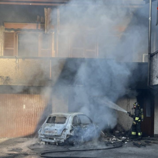 Auto e moto in fiamme a Lonate Pozzolo: due persone tra cui un disabile intossicate