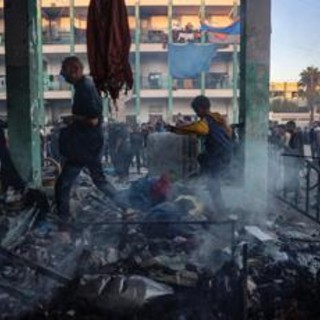 Gaza, media: quasi 90 morti in raid Israele, oltre 60 in attacco vicino ospedale