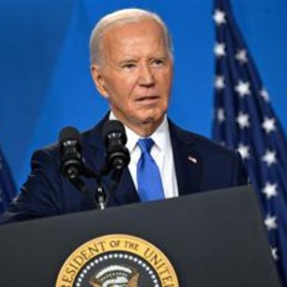 Biden e la conferenza, prima risposta e confonde Harris con Trump