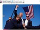 Trump, pugno alzato, sangue sul volto e bandiera: la foto simbolo