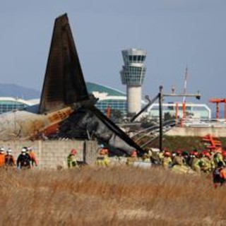 Corea del Sud, aereo con 181 persone a bordo si schianta in atterraggio