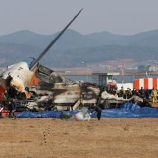 Corea del Sud, aereo con 181 persone a bordo si schianta in atterraggio: ipotesi bird strike