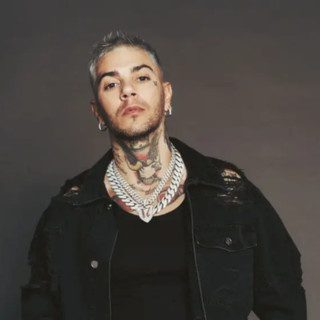 Emis Killa rinuncia a Sanremo “Preferisco fare un passo indietro”. In gara restano 29 cantanti