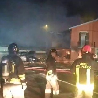 Esplosione per una fuga di gas a Catania, otto feriti. Si scava tra macerie