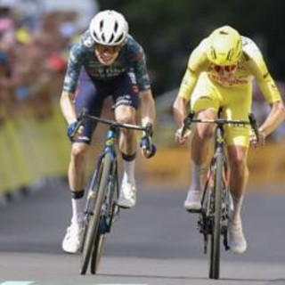 Tour de France, Vingegaard vince 11esima tappa in volata su Pogacar