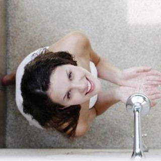 Il dilemma della doccia quando fa molto caldo: fredda o calda? Ecco la risposta