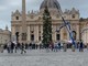 Natale, innalzato in piazza San Pietro l'albero al centro delle proteste