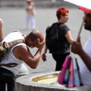 Caldo anomalo, oggi bollino rosso in 11 città: temperature record e ondate di calore