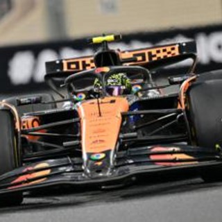 Norris vince Gp Abu Dhabi davanti alle Ferrari, McLaren conquista Mondiale Costruttori