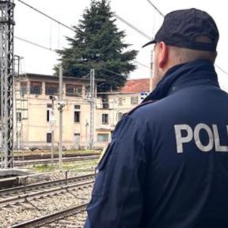 Bologna, giovane aggredisce capotreno e gli fa saltare due denti